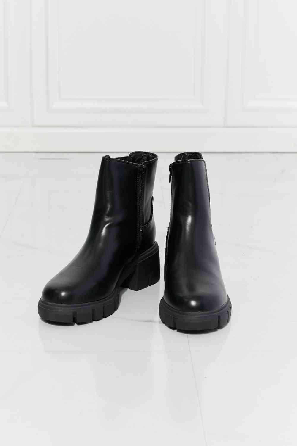 Chelsea Boots in Black
