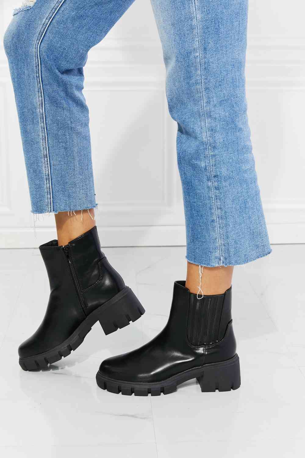 Chelsea Boots in Black
