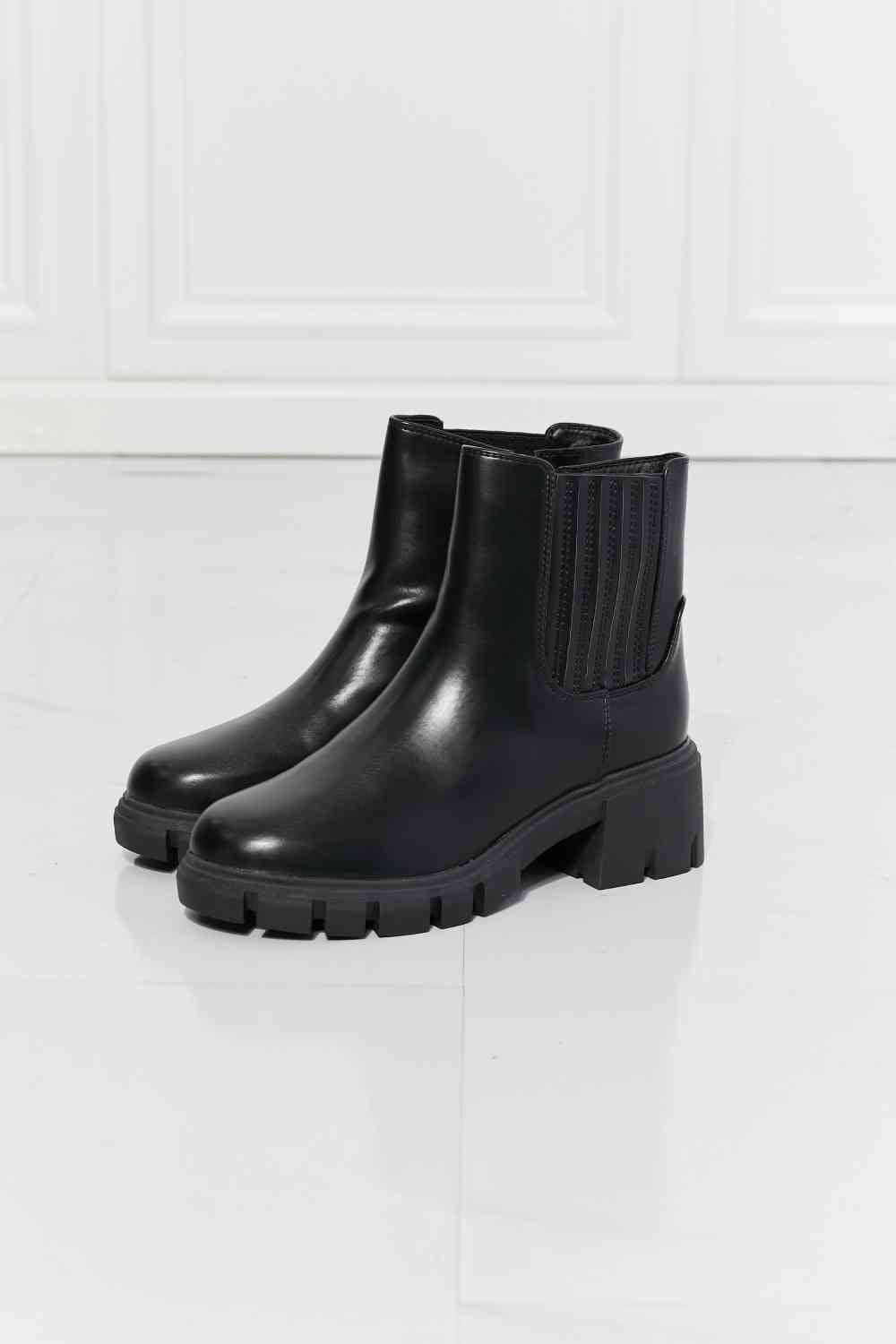 Chelsea Boots in Black