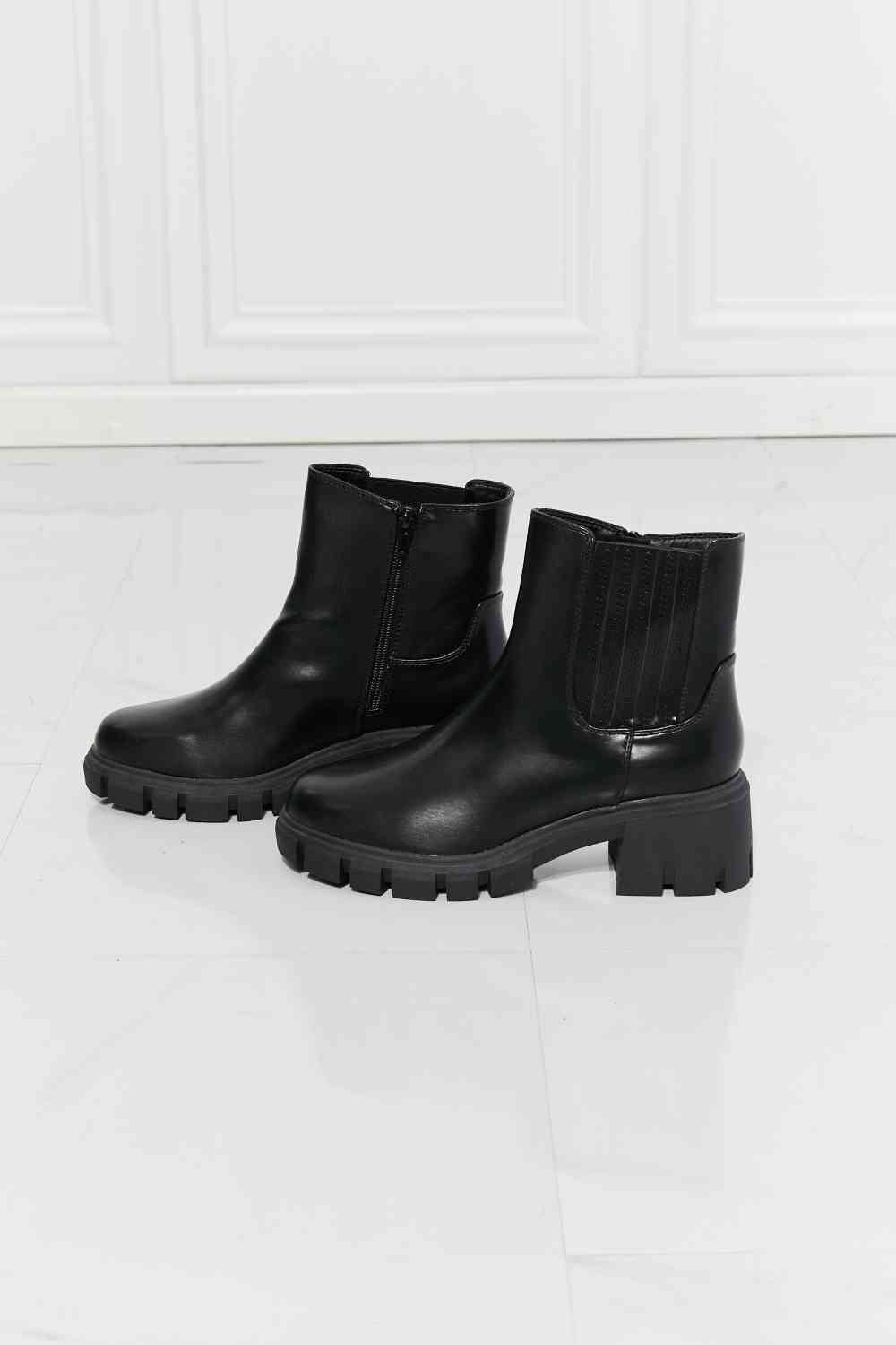 Chelsea Boots in Black