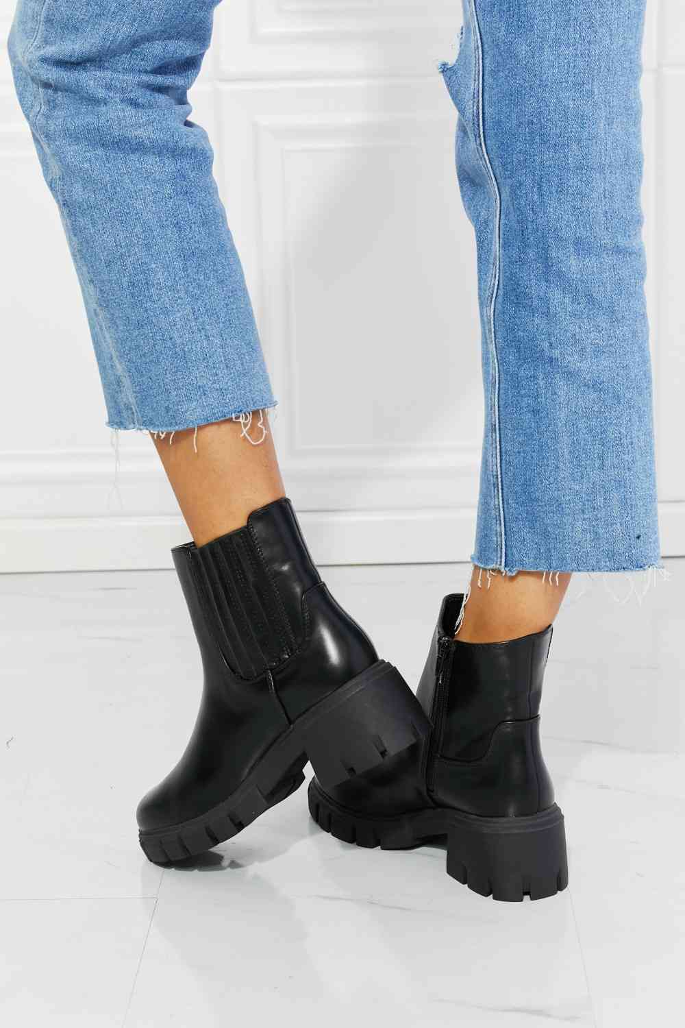 Chelsea Boots in Black